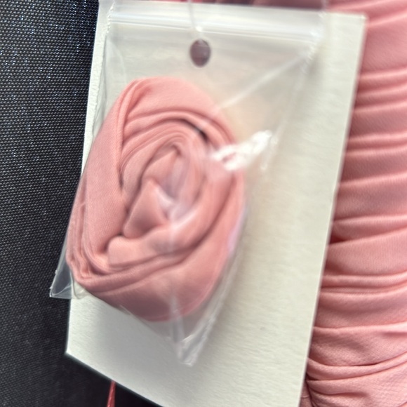 This dress is very elegant and feminine - Picture 6 of 7